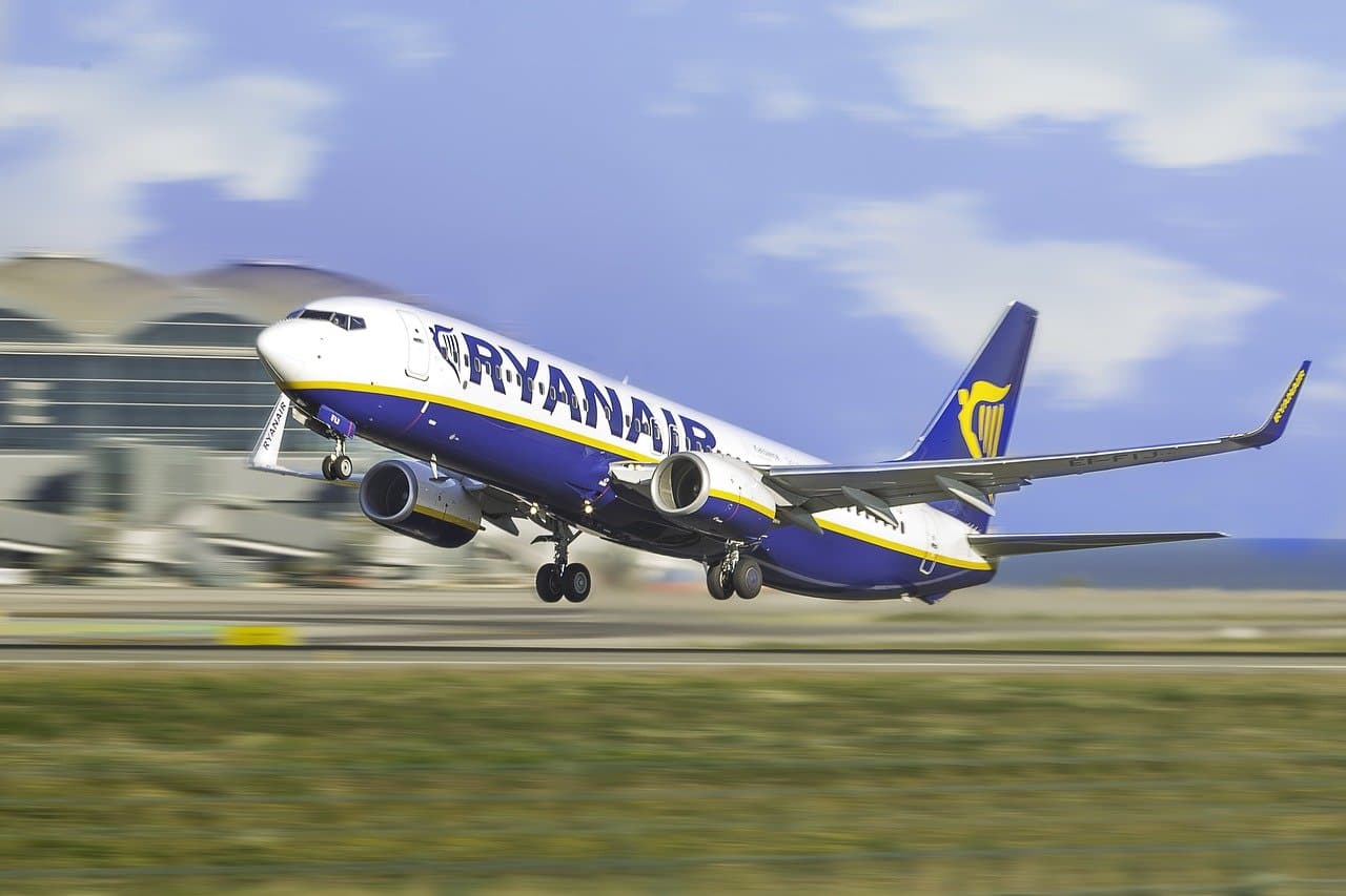Autoritățile de reglementare din Mare Britanie anchetează Ryanair în legătură cu taxele controversate pentru locurile alocate familiilor