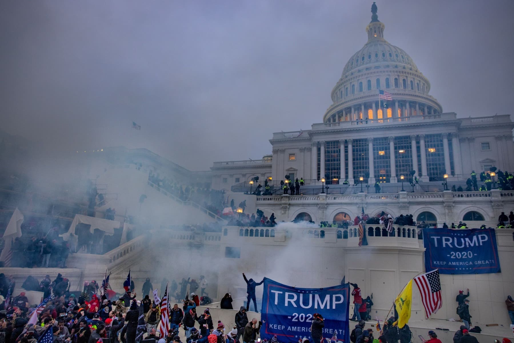 Actorul Sean Penn va regiza un film despre atacul de la Capitoliu / Trump neagă și acum orice responsabilitate pentru evenimentele de atunci și ia numit pe participanți „patrioți”