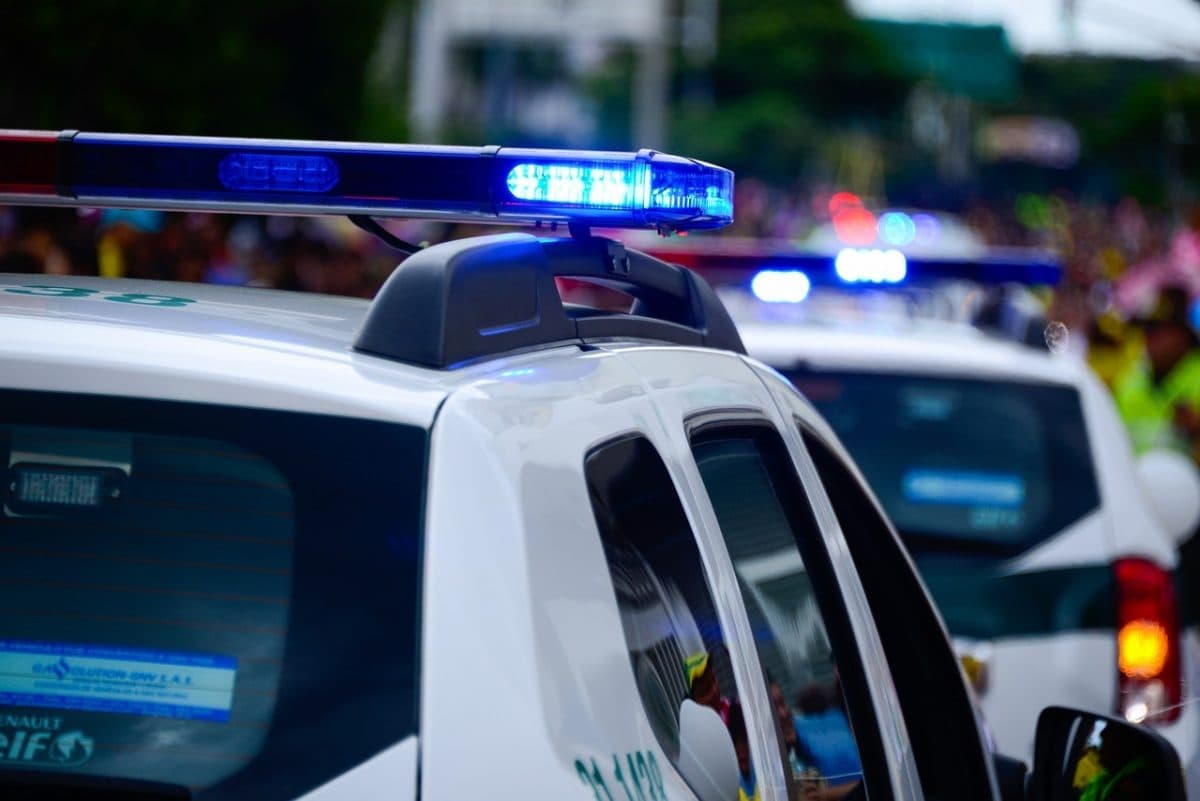 Un avocat din București, percheziționat de poliție. Procurorii îl acuză că a postat pe rețele mesaje rasiste și legionare
