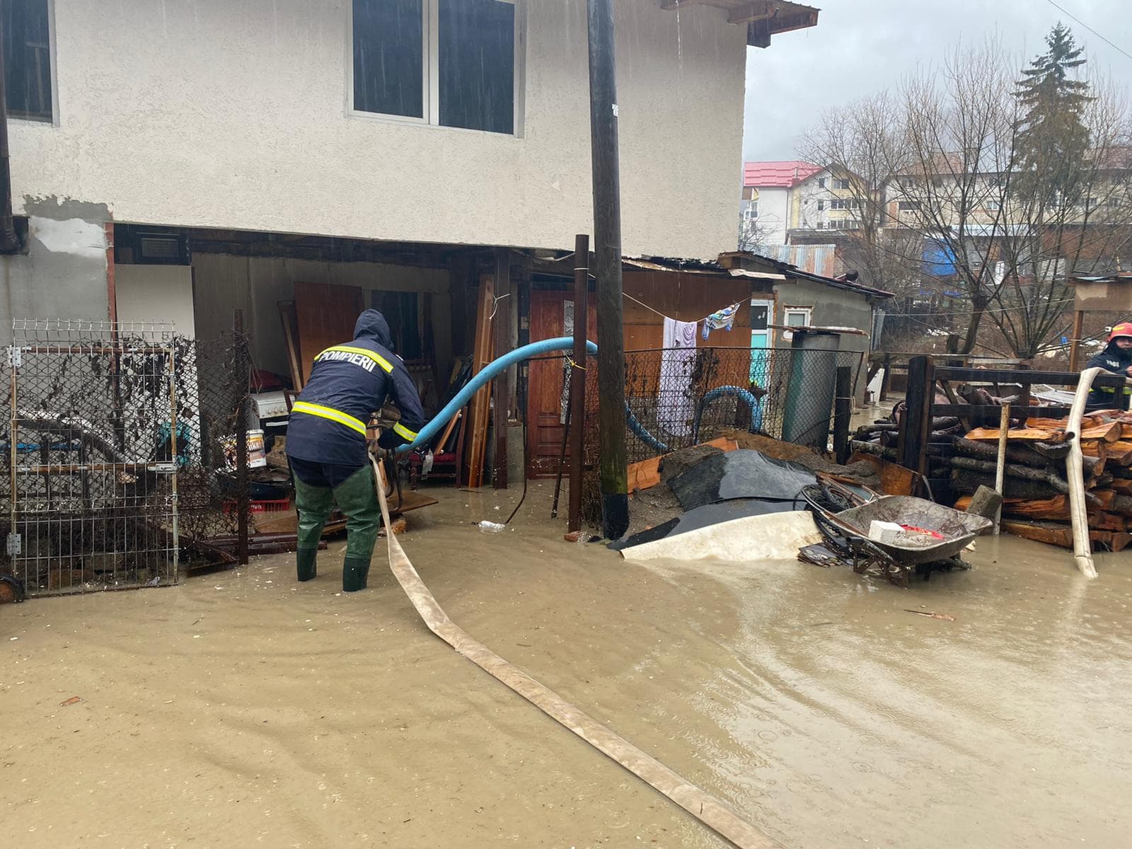 60 de copii evacuaţi dintr-o şcoală din Buzău după ce, în urma ploilor, apa a pătruns în clase