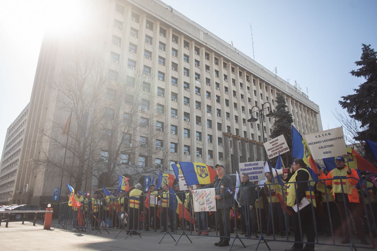 UPDATE: Un lift a căzut în gol la Ministerul Transporturilor / Cinci persoane au fost duse la spital pentru investigații / Două persoane au fracturi de membru inferior