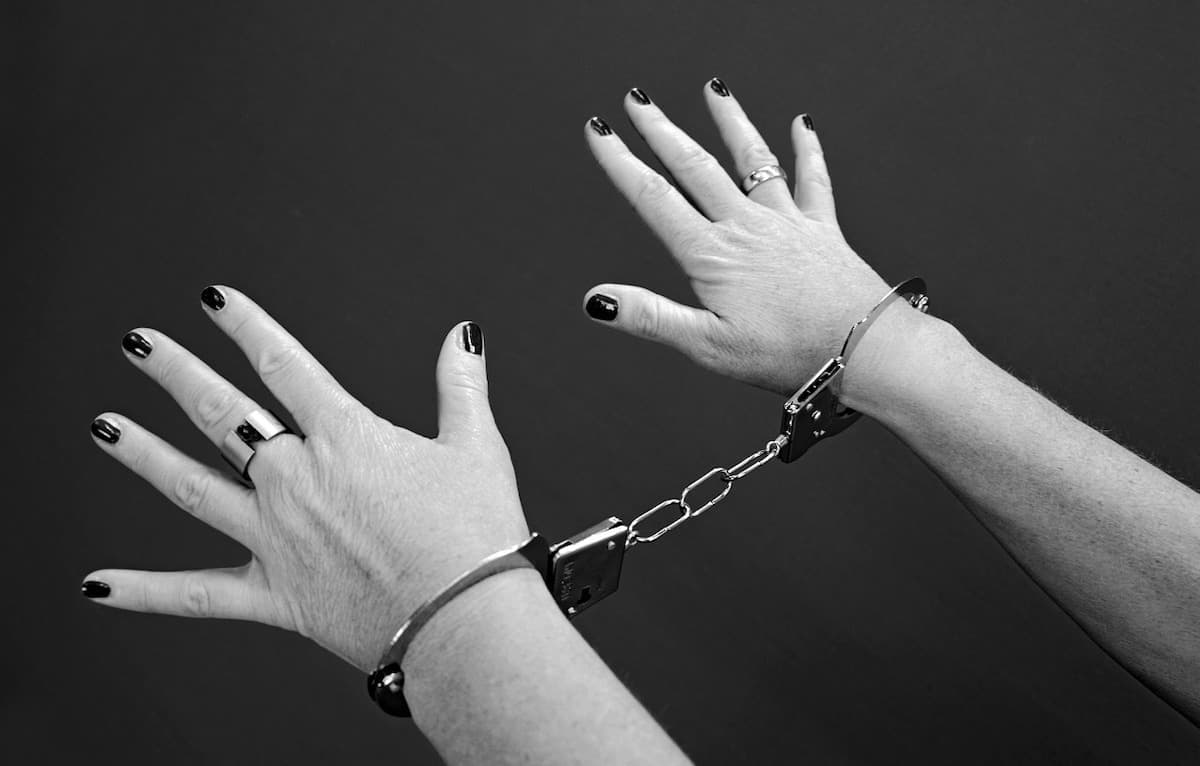 O femeie a fost condamnată în Rusia la muncă forțată pentru că a scris o carte cu personaje LGBT