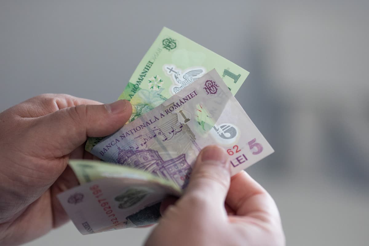 BNS: Salariul minim trebuie să ajungă la 5.000 de lei brut de la 1 ianuarie 2027 / ”Pentru salariul minim din 2025 s-a luat în calcul o rată medie a inflaţiei de 4,4%, în realitate rata inflaţiei în 2025 a fost 7,3%”