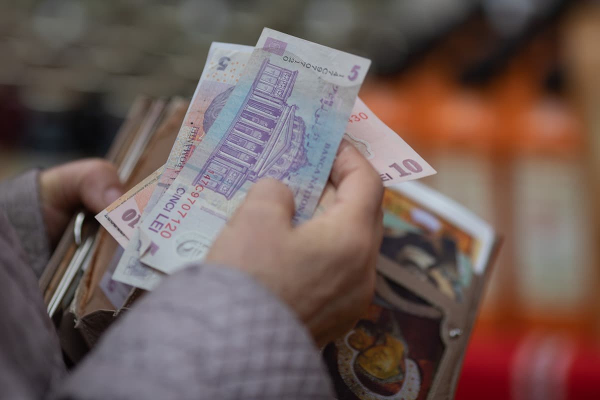 Ce măsuri sociale promite Eugen Tomac, fără niciun calcul al impactului bugetar: Subvenție de 2.250 lei/lună pentru angajarea părinților cu cel puțin trei copii, eliminarea CASS pentru mame și creșterea pragului indemnizației, indexarea pensiilor de la 1 ianuarie 2027, revenirea TVA la 5% pentru carte