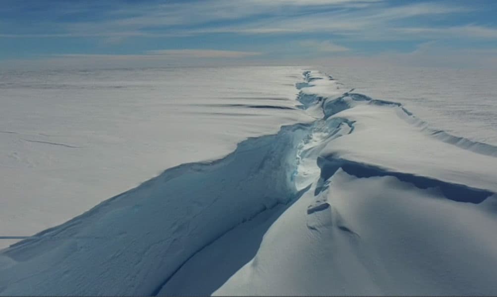 „Tripla lovitură a haosului climatic”: De ce topirea gheții marine din Antarctica nu mai este un mister