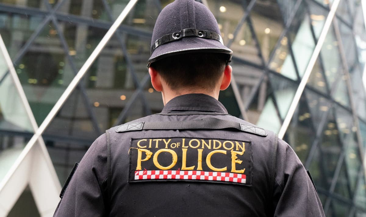 Confruntări violente între protestatari și poliție în Marea Britanie după uciderea unui tânăr / Autoritățile fac apel la calm