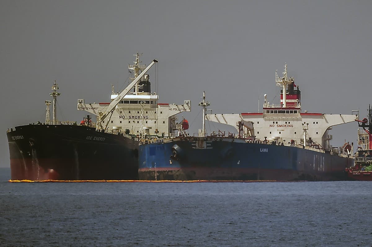Rusia a escortat militar petroliere din aşa-numita „flotă din umbră” în apropierea Regatului Unit pentru a preveni sechestrarea lor