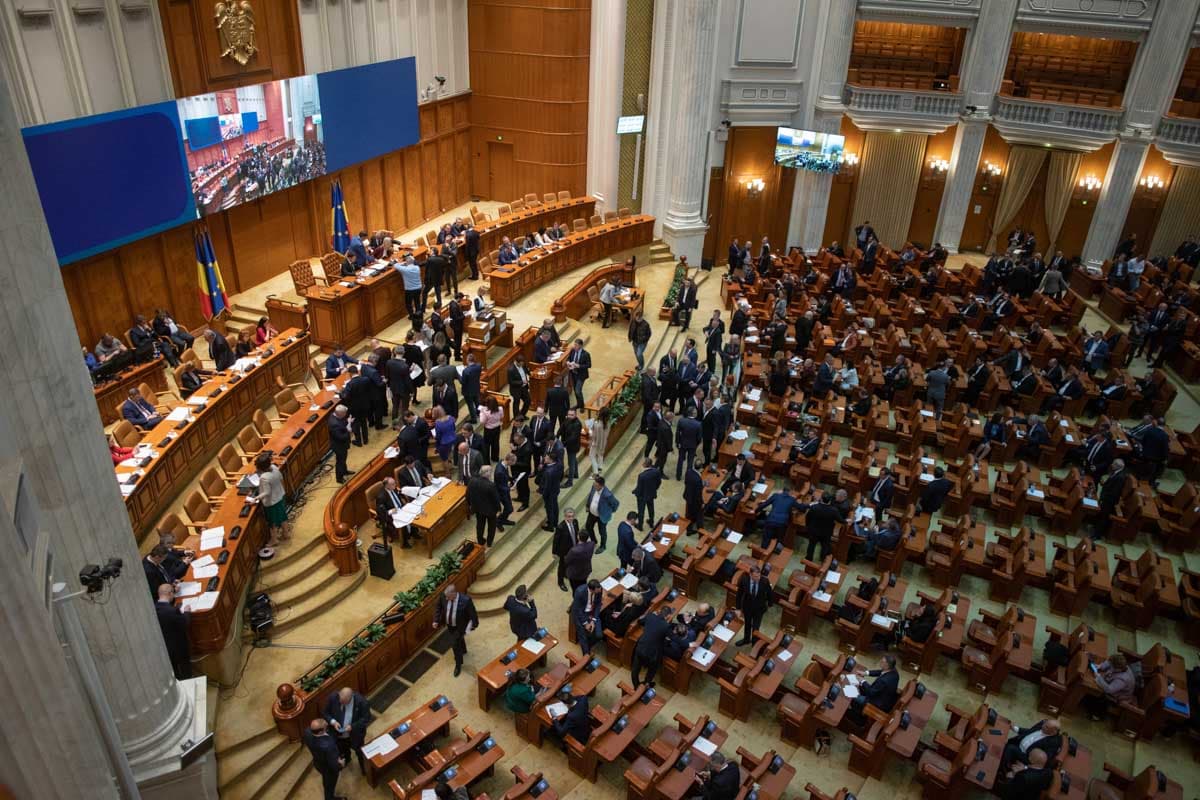 PSD și AUR urmează să depună, azi, moțiunea de cenzură împotriva Guvernului Bolojan