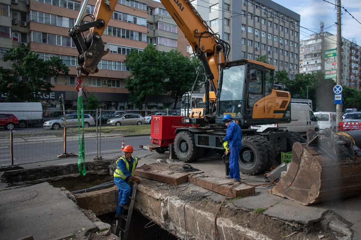 Primăria Capitalei explică de ce a început simultan mai multe șantiere: se pierde finanțarea europeană / Ciprian Ciucu a discutat cu constructorii să extindă programul la două ture de lucru pentru șinele de tramvai