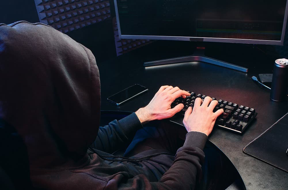 Un hacker iranian, acuzat că a provocat pagube de miliarde de dolari Statelor Unite prin atacuri cibernetice, arestat în Muntenegru