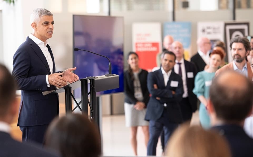 Scandal la Londra / Polițiști înarmați au uitat o geantă cu arme în fața casei primarului Sadiq Khan