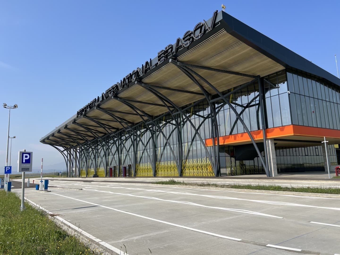 Aeroportul Brașov ajunge în instanță cu ROMATSA, după circa 3 ani de activitate, din pricina facturilor