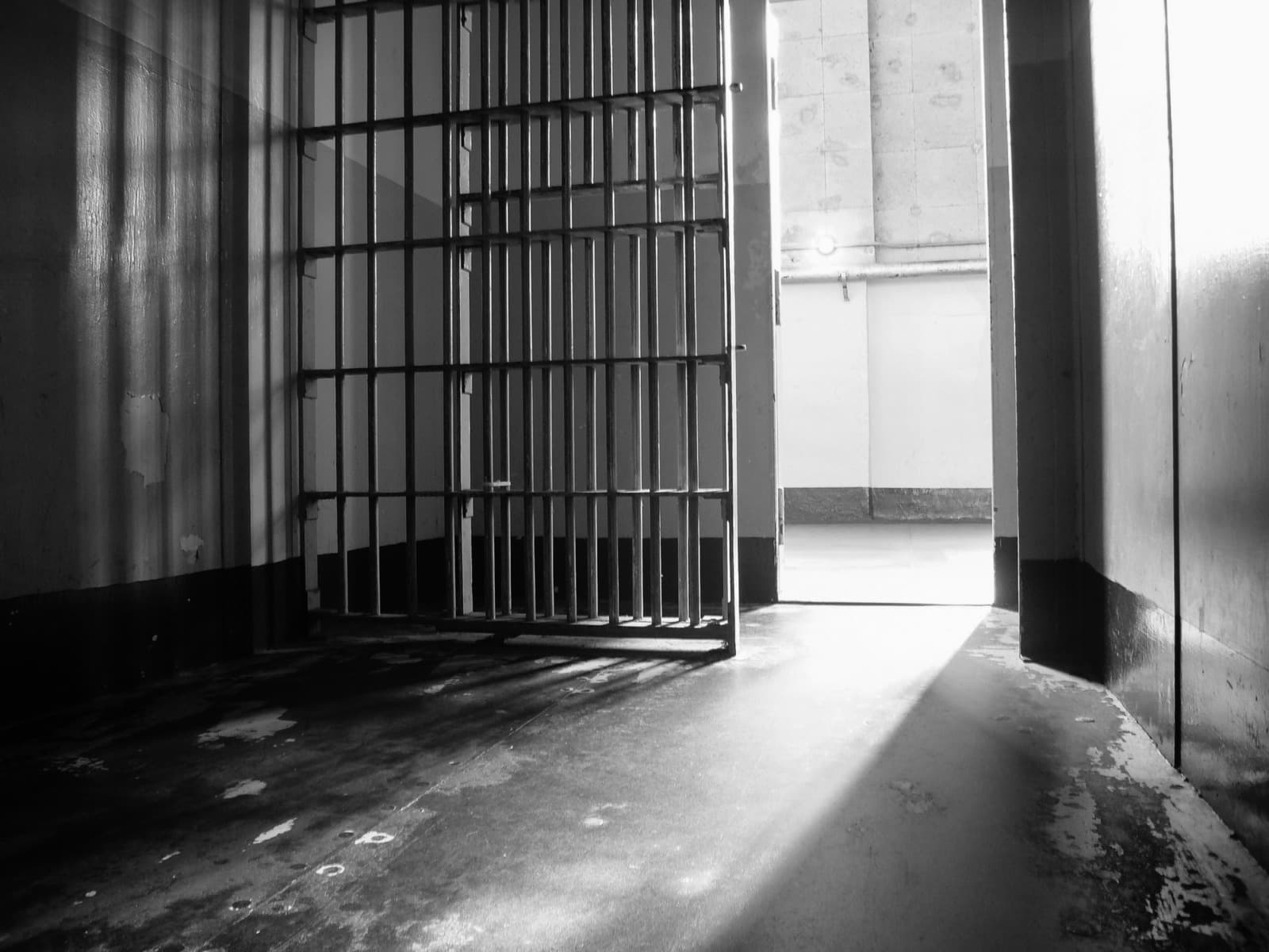 Individul din Iași care și-a atacat fosta soție cu ciocanul și apoi a incendiat-o, condamnat la închisoare pe viață