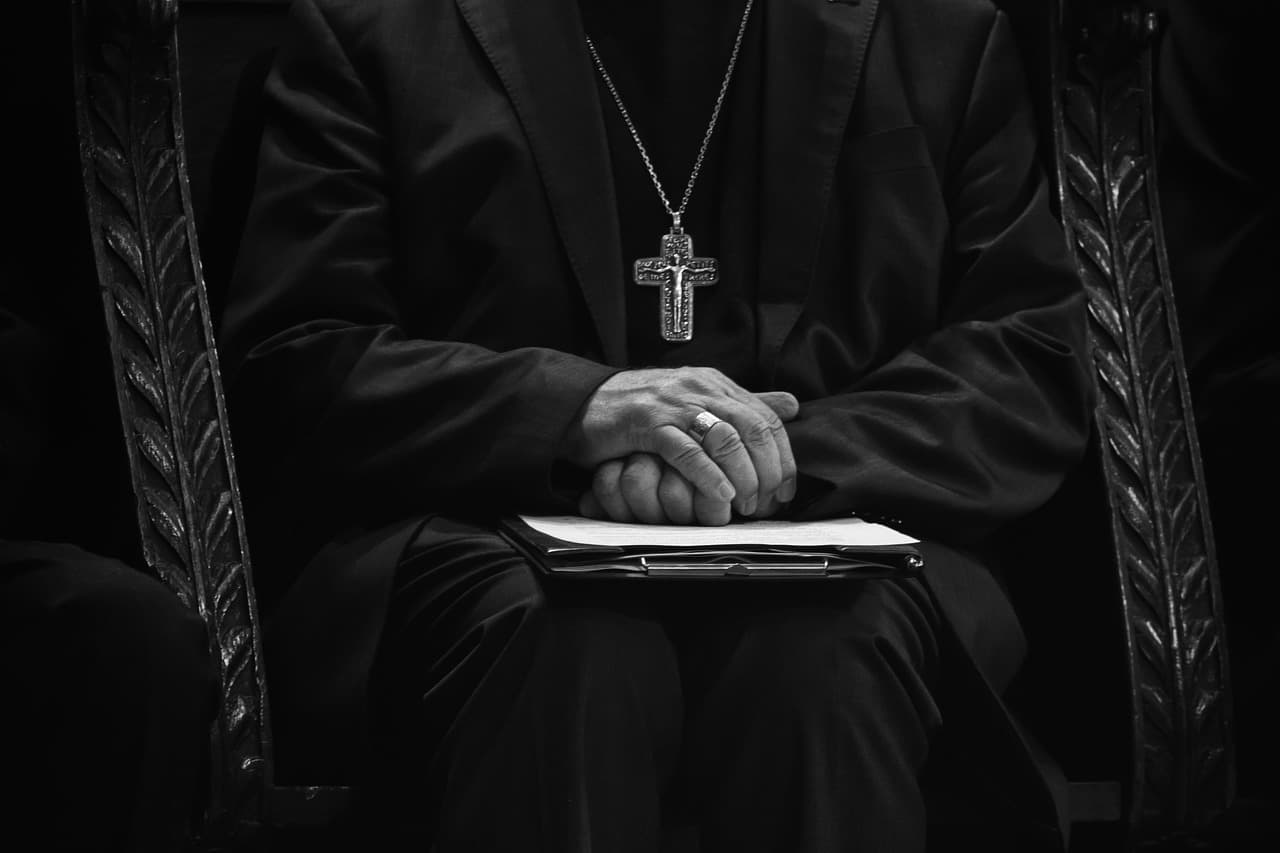 Preot italian arestat: abuzuri sexuale comise asupra unui minor, în timpul unui exorcism / „Se simțea posedat de Satana și mi-a cerut să-i binecuvântez tot corpul”