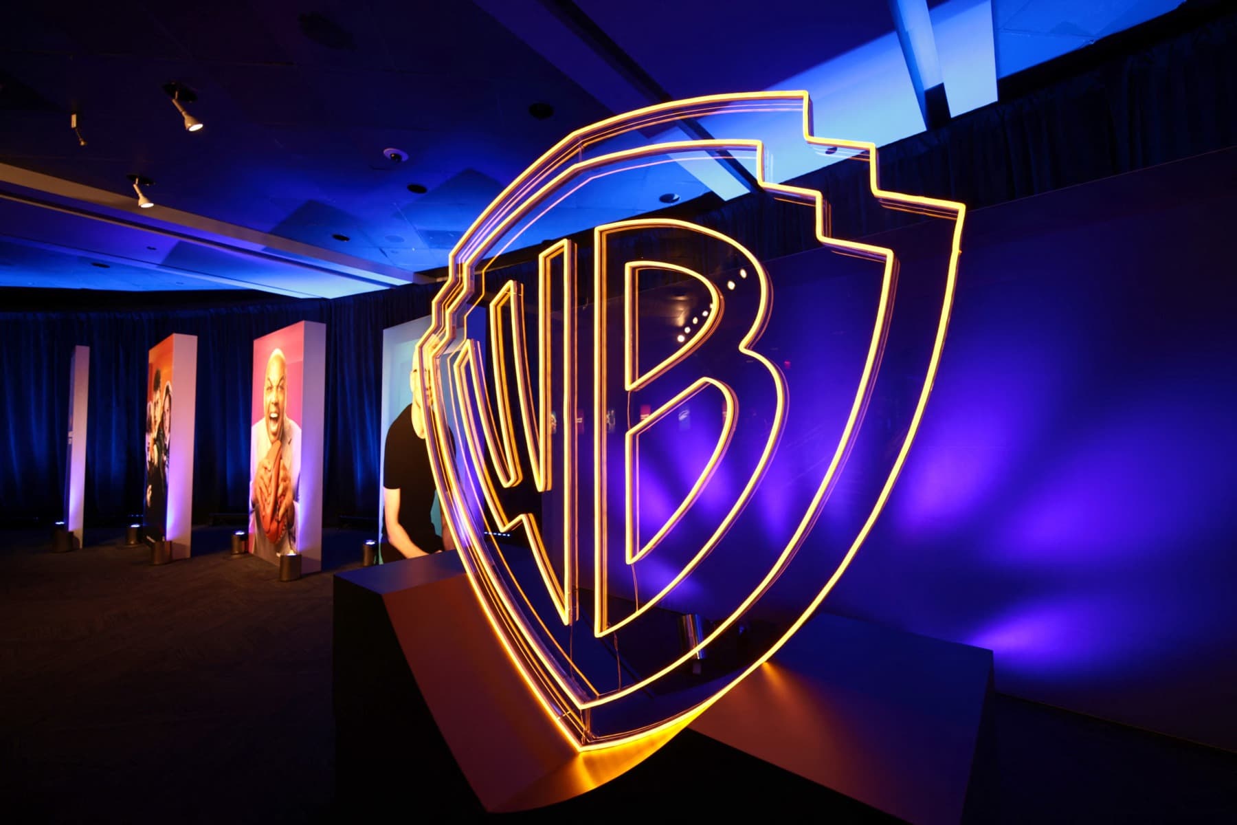 Warner Bros. aprobă fuziunea cu Paramount, într-un acord care poate schimba Hollywoodul / Mai multe vedete, precum Joaquin Phoenix, Jane Fonda, Emma Thompson și Javier Bardem, cer blocarea tranzacției