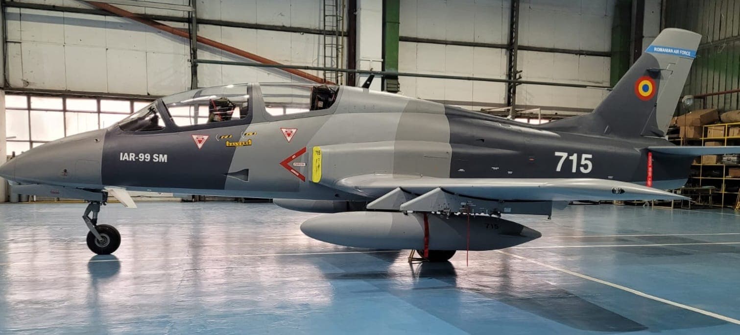 Fabrica Avioane Craiova, în impas financiar. Timp de 5 ani, fosta conducere nu a comandat un soft antibruiaj fără de care avioanele IAR 99 modernizate nu pot fi livrate. Ministerul Apărării a executat fabrica pentru 8 milioane euro