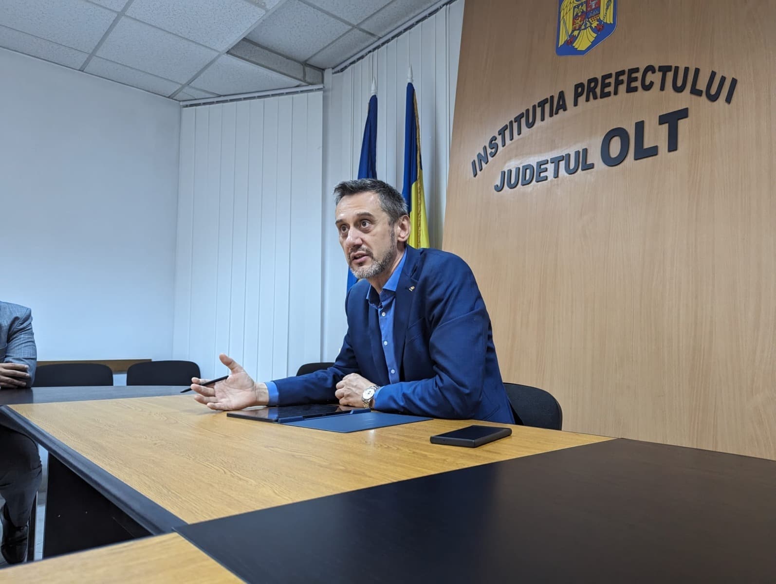 Fostul prefect de Olt, Emil Albotă, a obţinut în primă instanţă daune de 100 de lei de la primarul Slatinei