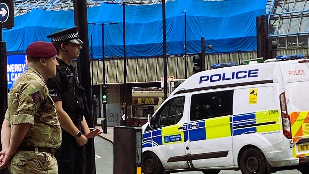 Un jurnalist iranian înjunghiat de doi români în Londra, la ordinul regimului de la Teheran, susține că poliția britanică nu a acționat în urma unei amenințări anterioare, după ce unul dintre atacatorii săi fusese arestat cu un an înainte
