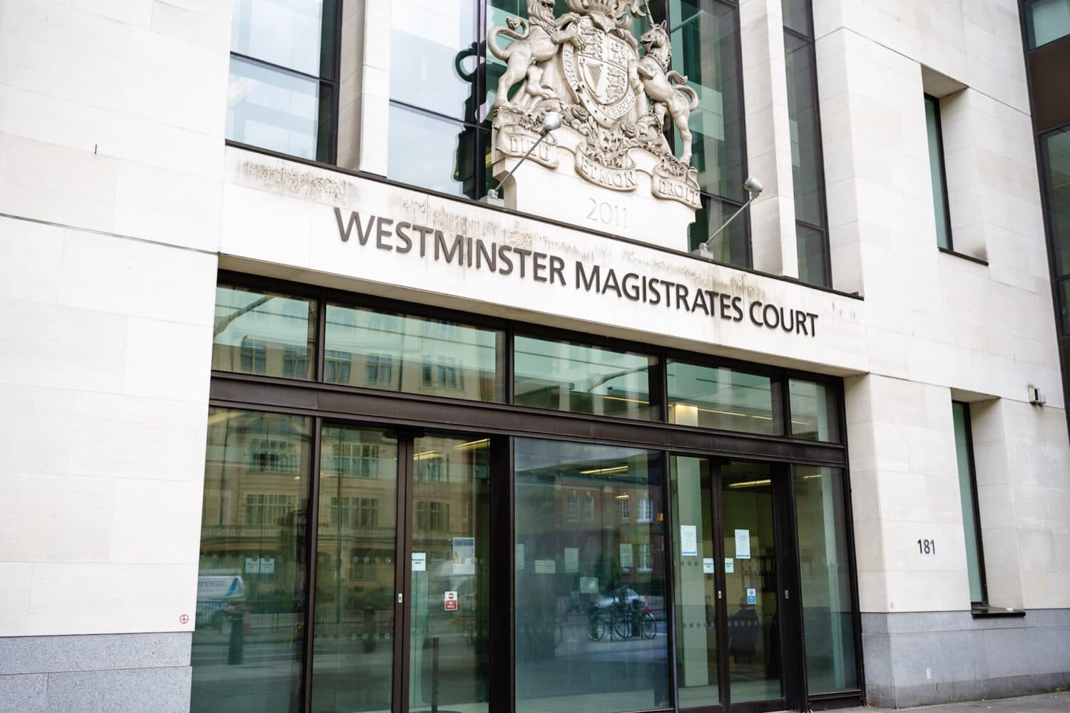 Un cetățean al Greciei a fost inculpat pentru vizarea unui jurnalist iranian de opoziție rezident în Marea Britanie. Doi români sunt judecați la Londra în același caz.