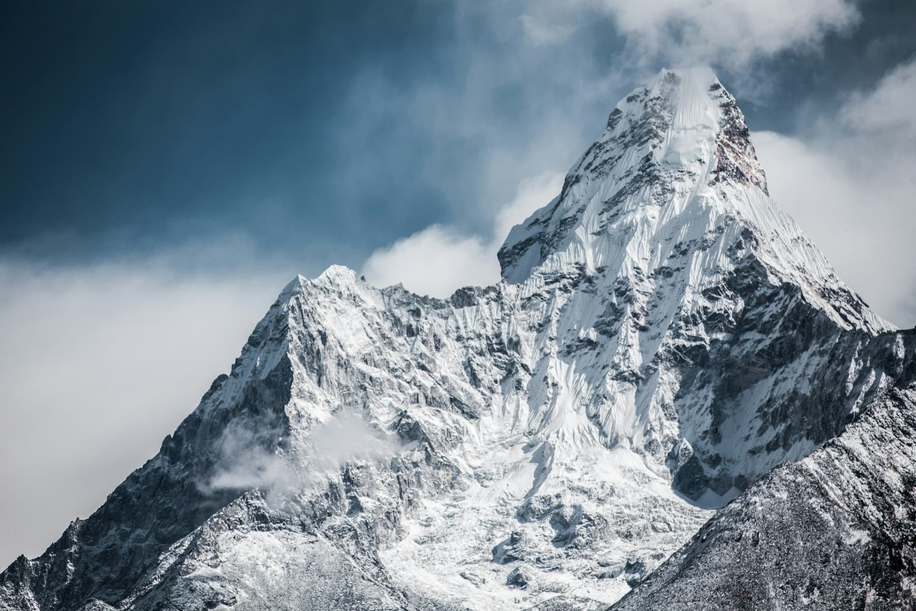 Un număr record de 274 de alpiniști au escaladat Muntele Everest într-o singură zi dinspre partea nepaleză
