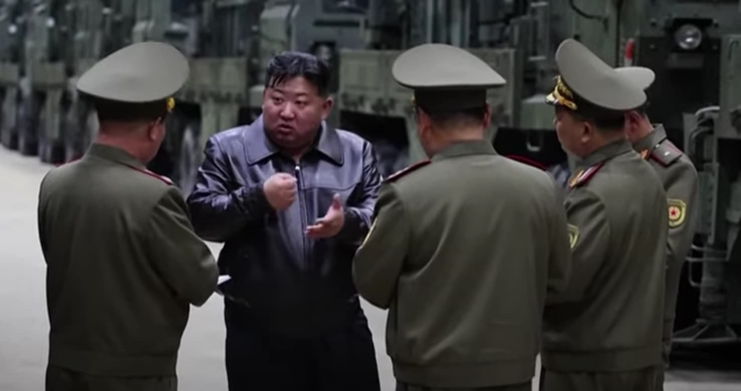 Coreea de Nord va desfășura noi sisteme de artilerie capabile să lovească Seulul / Kim Jong Un a inspectat primul distrugător militar al țării