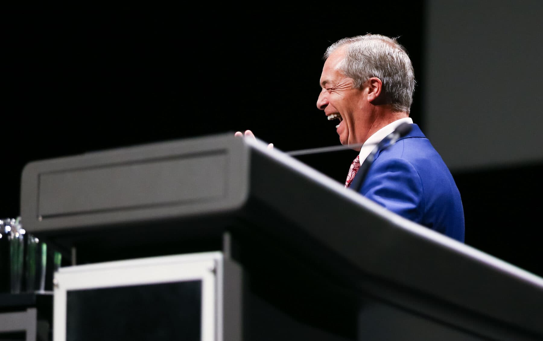 Parlamentul britanic îl anchetează pe Farage pentru că a acceptat aproape șase milioane de euro în criptomonede de la un investitor