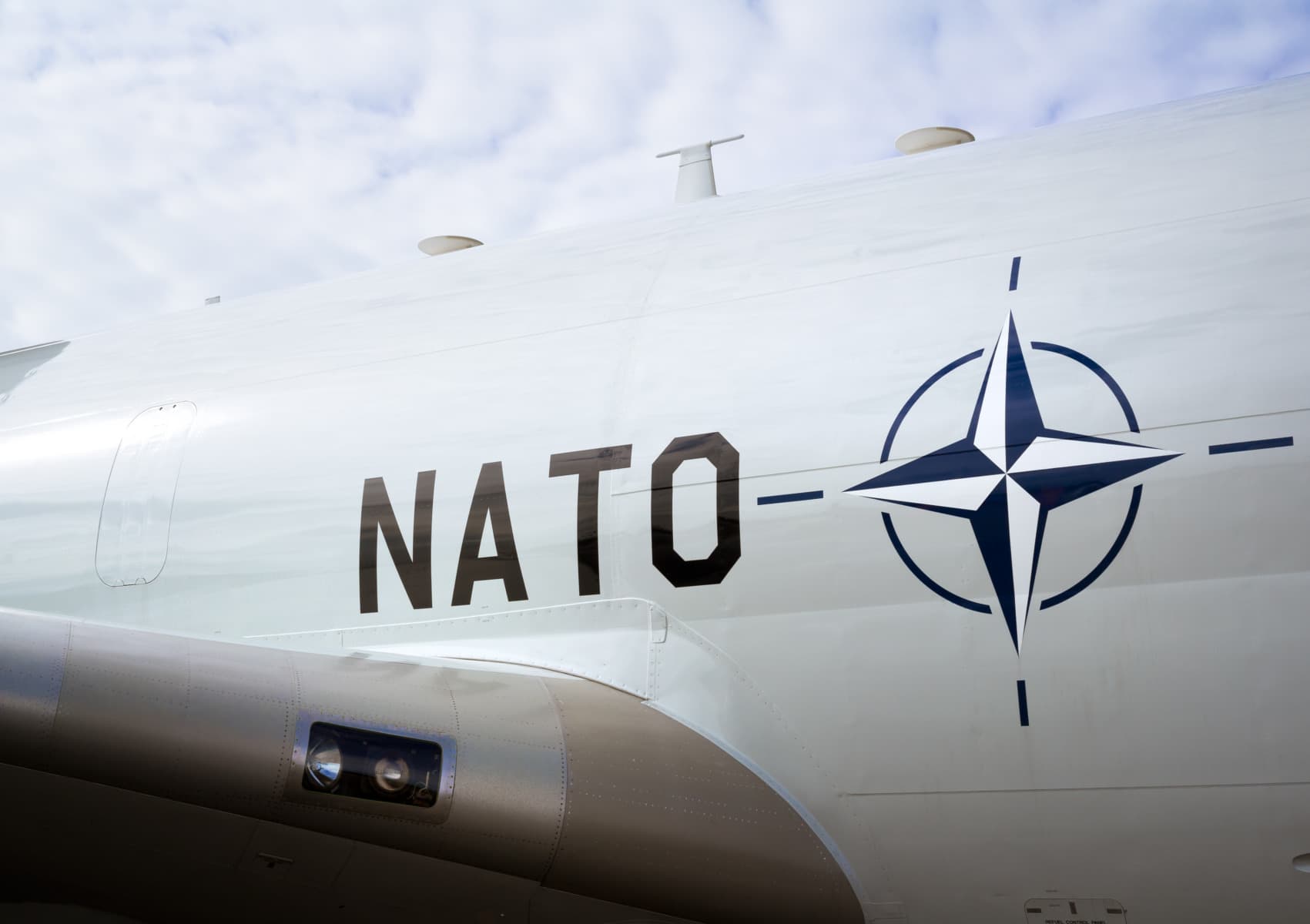 NATO „urmăreşte îndeaproape” situaţia din România după explozia unei drone maritime la Constanţa