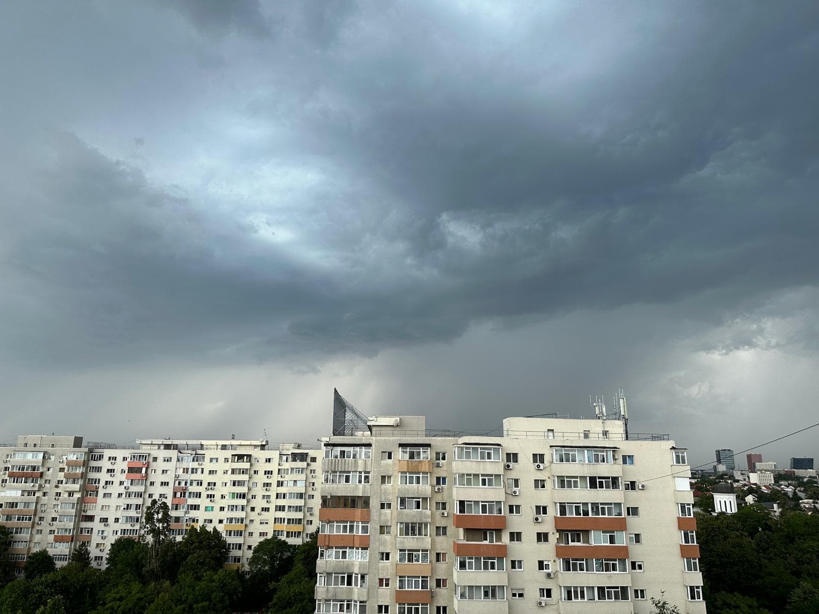 METEO | Furtuni puternice în București și mai multe județe din țară, cu ploi torențiale și grindină