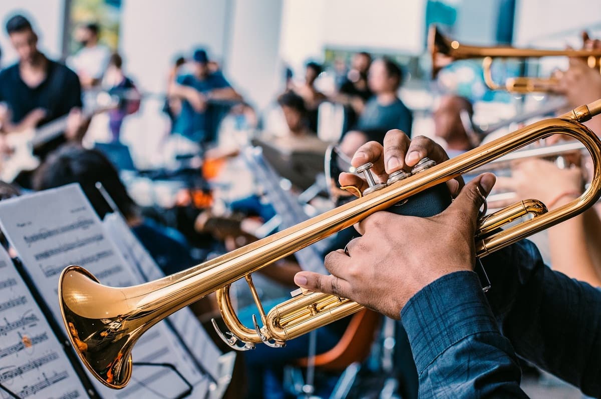 Studenții universității de muzică Berklee din SUA refuză un curs despre compoziția muzicală bazată pe IA. Ei acuză ChatGPT că fură creațiile artiștilor