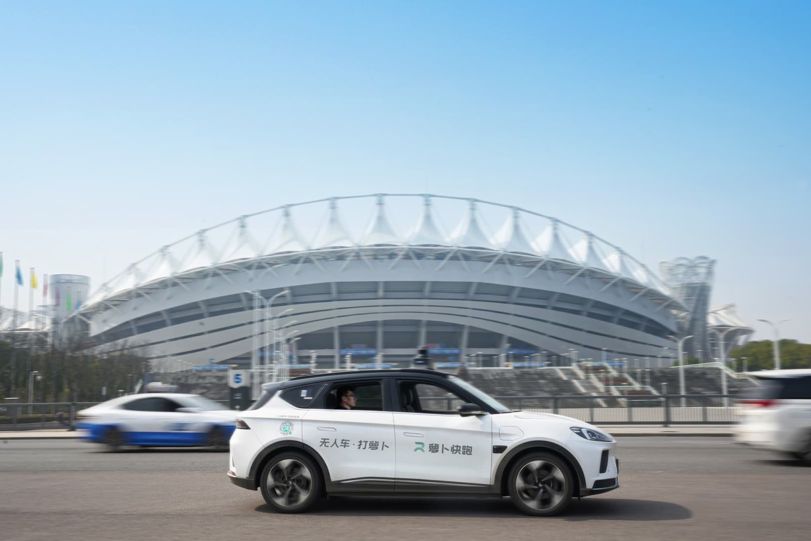 O defecțiune în masă a robotaxi-urilor companiei Baidu a blocat traficul în orașul chinez Wuhan
