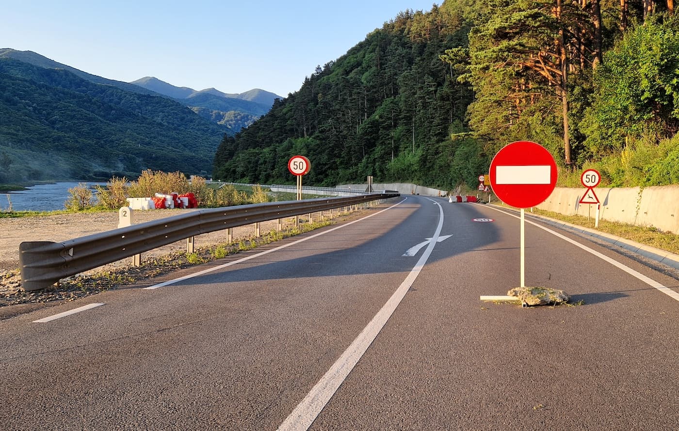 Traficul rutier pe DN7 este oprit complet în localitatea Cotmeana, județul Argeș, după ce o autocisternă încărcată cu 31 tone de benzină s-a răsturnat pe șosea
