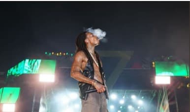 Poliția Română l-a dat în urmărire generală pe rapperul Wiz Khalifa, condamnat definitiv la 9 luni de închisoare cu executare după ce a fumat marijuana pe scenă la Beaach, Please!, în Costinești