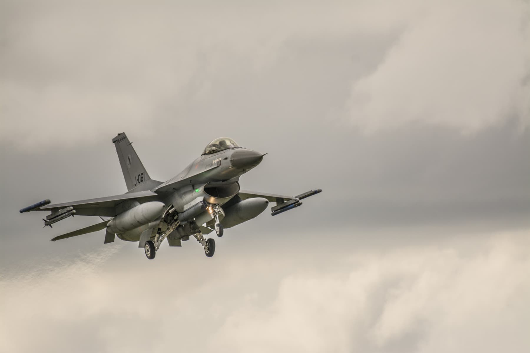 Între 25 şi 40 de piloţi vor trece anual de pe avioanele IAR-99 SM pe aeronavele de luptă F-16, la Baza Aeriană Boboc