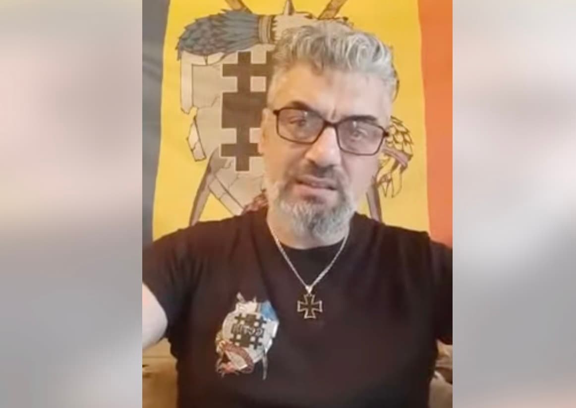 Simpatizantul legionar Marian Motocu, condamnat pentru propagandă antisemită: un an de închisoare cu suspendare / A apărut într-un videoclip alături de Călin Georgescu / Apărarea lui: „Sunt doar naționalist”