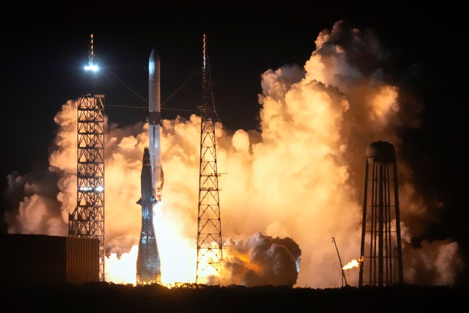Imagini spectaculoase cu o rachetă Blue Origin care a explodat în timpul unui test în Florida