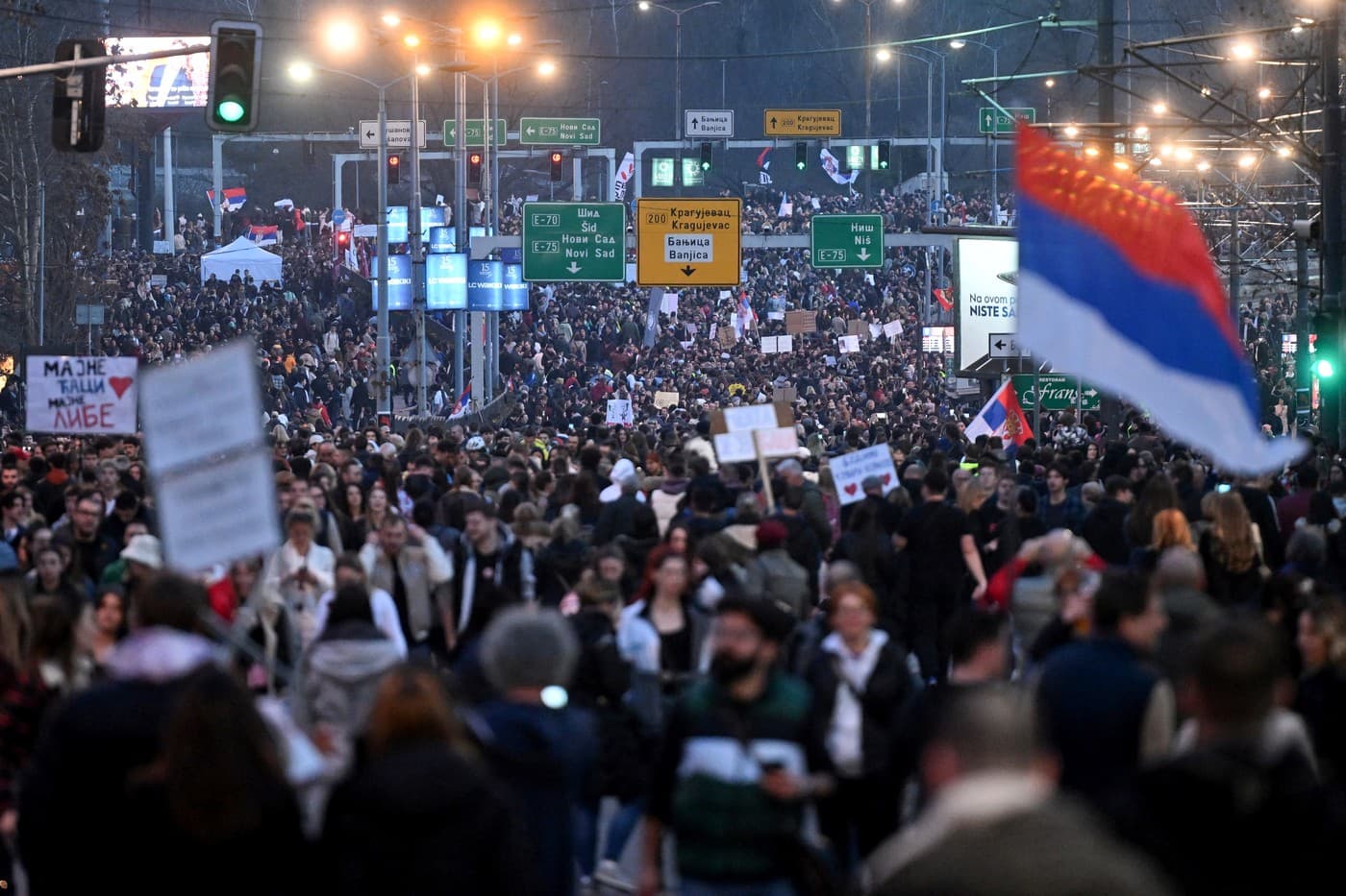 Studenții din Serbia intensifică presiunea asupra președintelui țării printr-un protest de amploare organizat în weekend