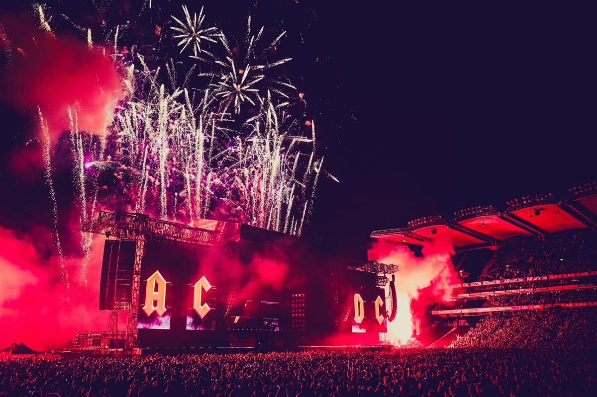 Stevie Young, chitaristul de la AC/DC, a fost spitalizat în Argentina, unde urma să concerteze / Trupa a adunat 200.000 de oameni pe Estadio Monumental, în trei concerte, acum 17 ani