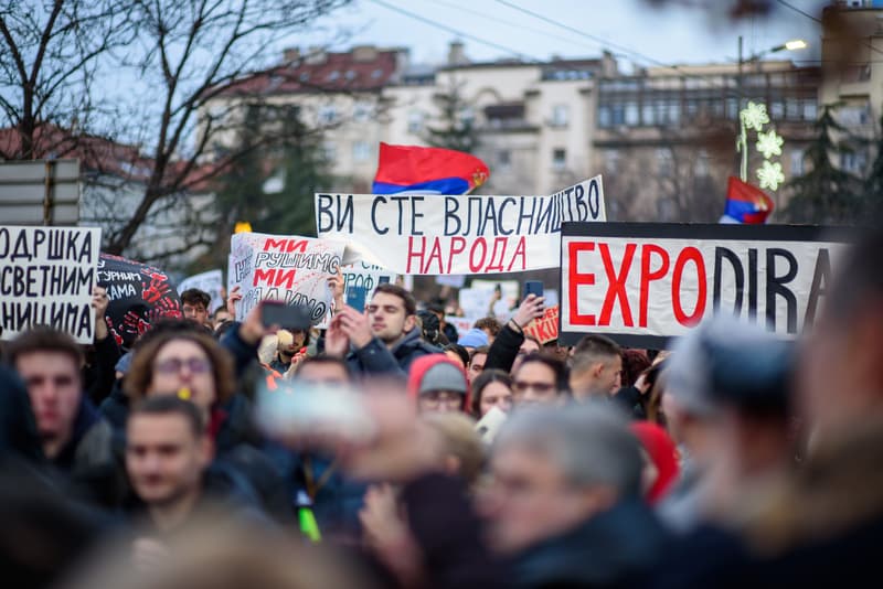 Protestele continuă în Serbia după ce președintele Vucic a anunțat că își va da demisia