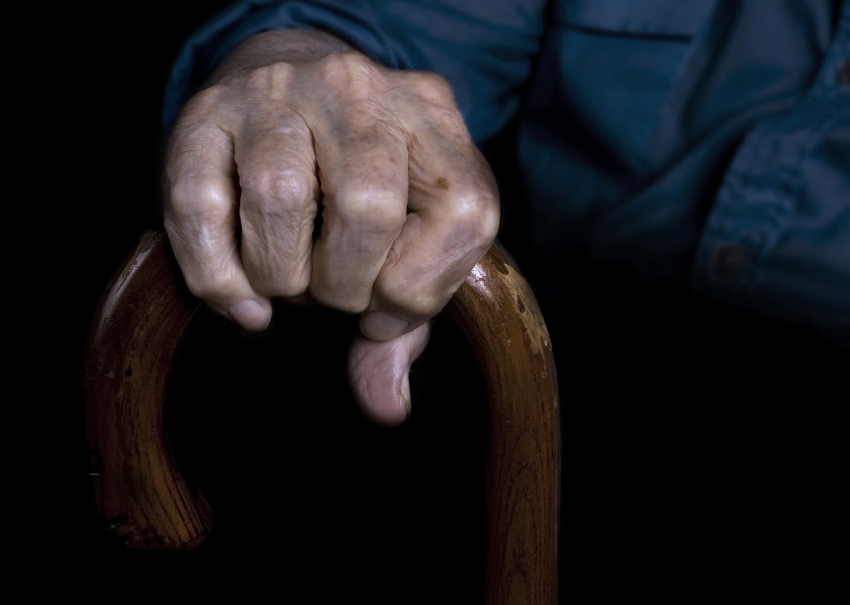 STUDIU: Persoanele afectate de sărăcie și discriminare tind să îmbătrânească biologic mai rapid