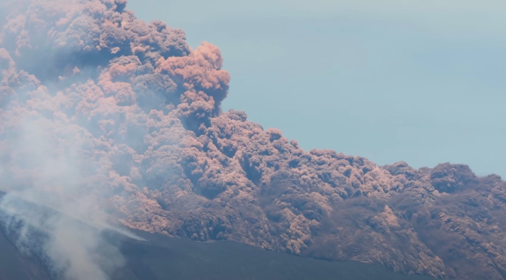 Trafic aerian închis parțial în zona Siciliei / Erupție a vulcanului Etna / Emisiile de cenuşă au început duminică în jurul orei 05:45
