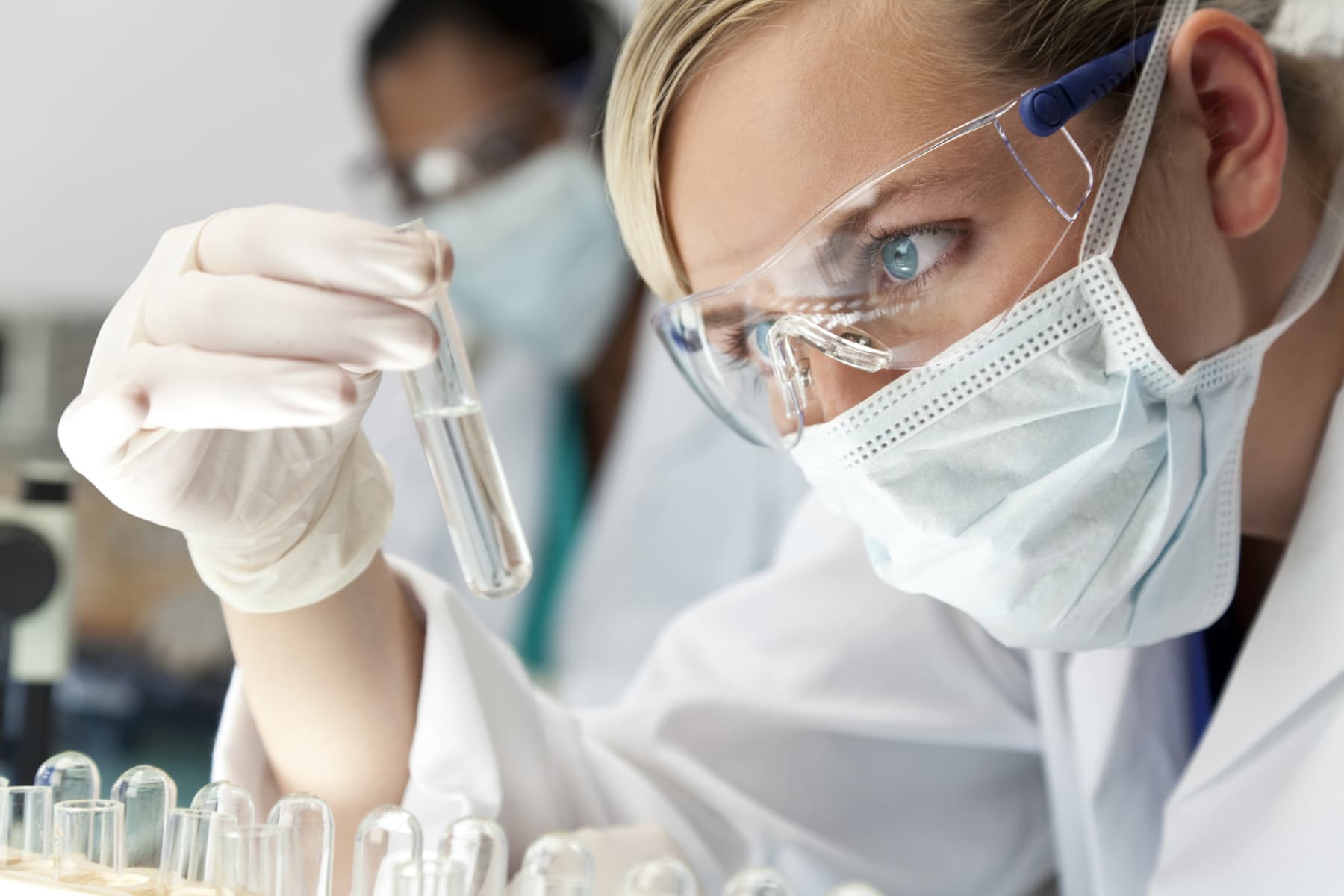 De la testele pentru cancer la vaccinurile împotriva COVID: femeile care remodelează sănătatea Europei într-un domeniu dominat de bărbați