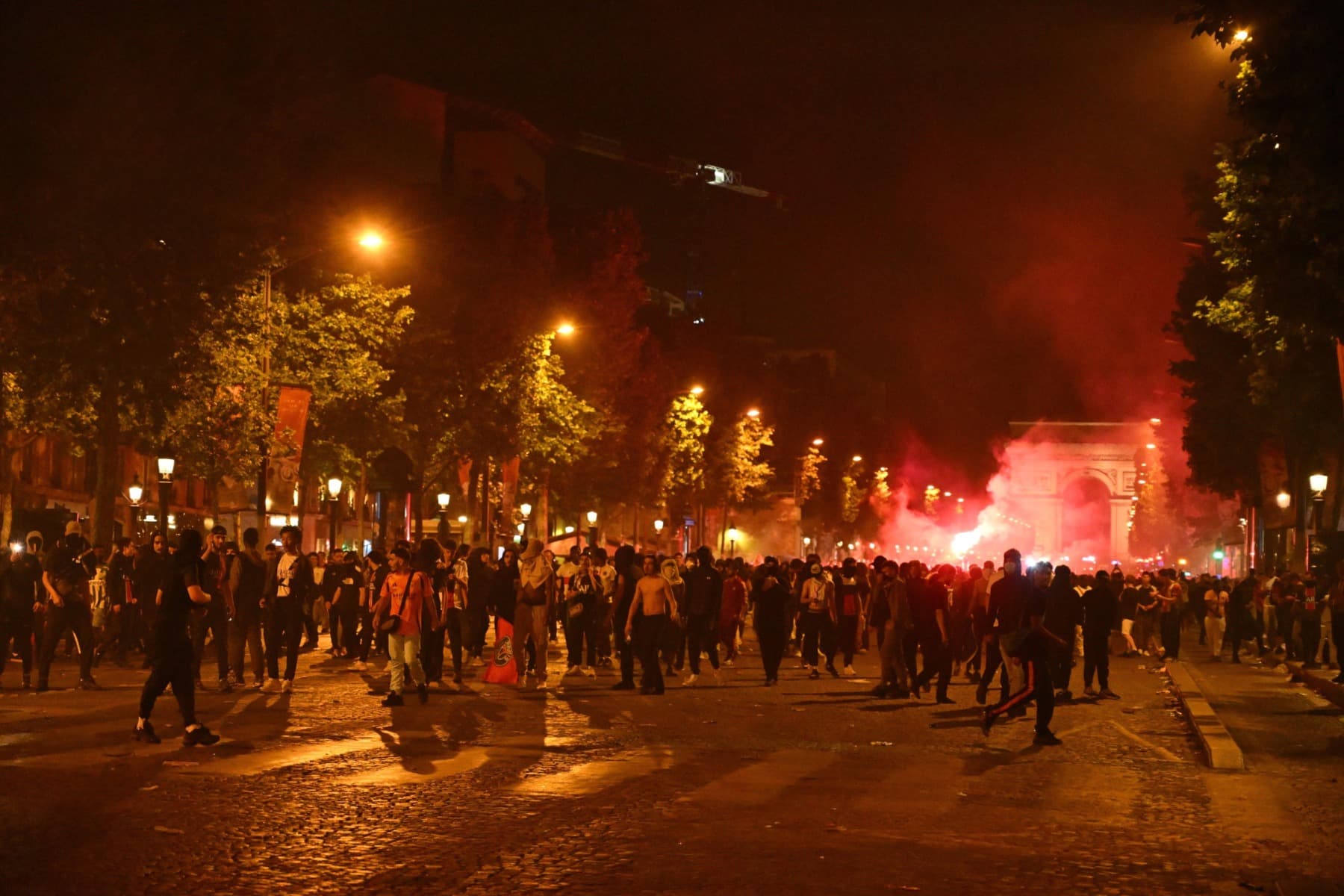Un nou trofeu, aceeași exprimare în celebrare. Sărbătoare umbrită de tragedii la Paris: Un mort și 780 de persoane arestate cu ocazia câștigării Champions League de PSG