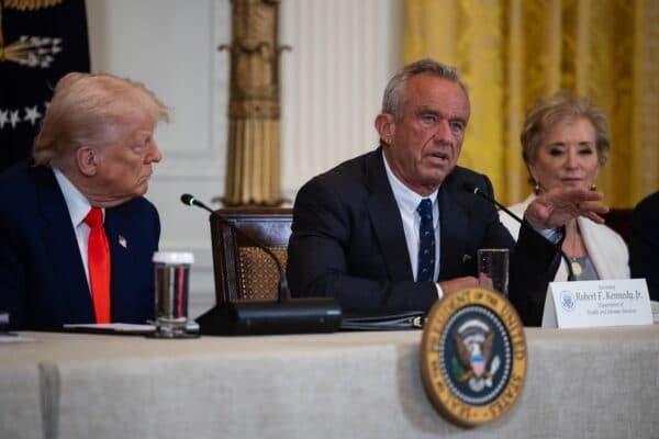 Administrația Trump contestă în instanță decizia care blochează reducerea numărul de vaccinuri recomandate pentru fiecare copil din Statele Unite
