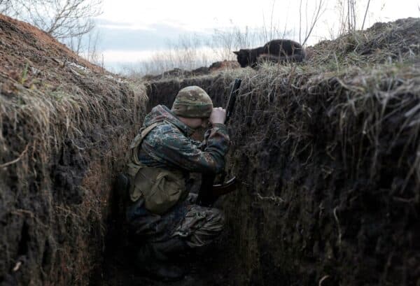 Ucraina raportează 2.299 de încălcări ale armistiţiului de Paşte / Rusia acuză Kievul că l-a încălcat de 1.971 de ori