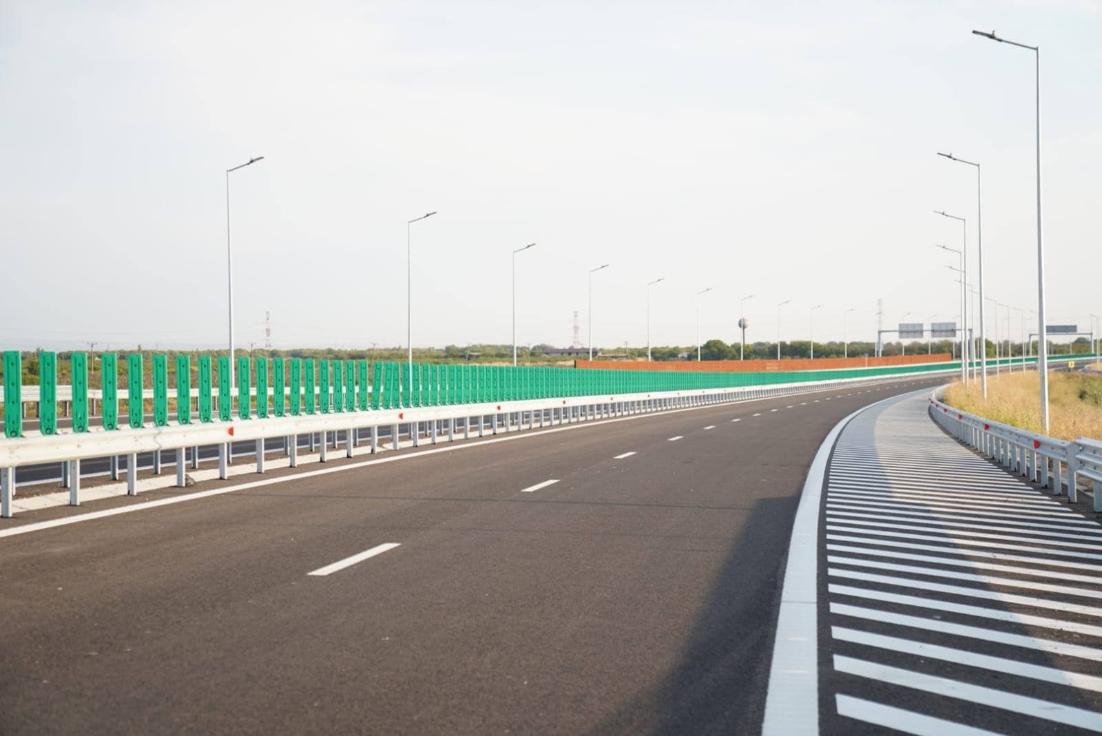 Autostrada Moldovei intră în etapa asfaltării / Toți cei 320 de kilometri dintre Ploiești și Pașcani, promiși că vor fi deschiși circulației până la sfârșitul anului