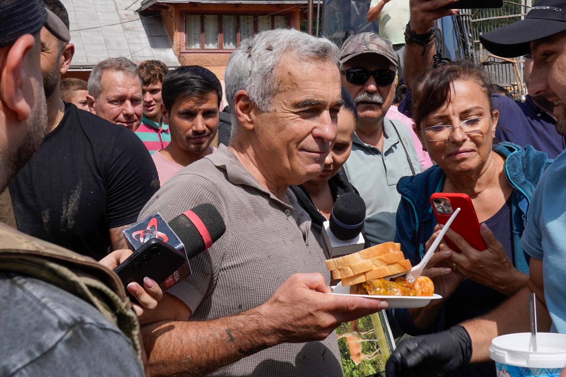 FOTO Procurorul Teodor Niţă de la Constanţa, suspectat într-un dosar de corupţie, a fost citat de procurori la percheziţii după o întâlnire cu tatăl nurorii lui Călin Georgescu