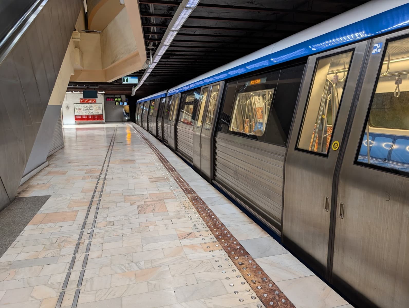 Vânzarea abonamentelor anuale la metrou a crescut de aproape nouă ori în luna în care s-a anunțat scumpirea biletelor de călătorie – Cifrele oficiale