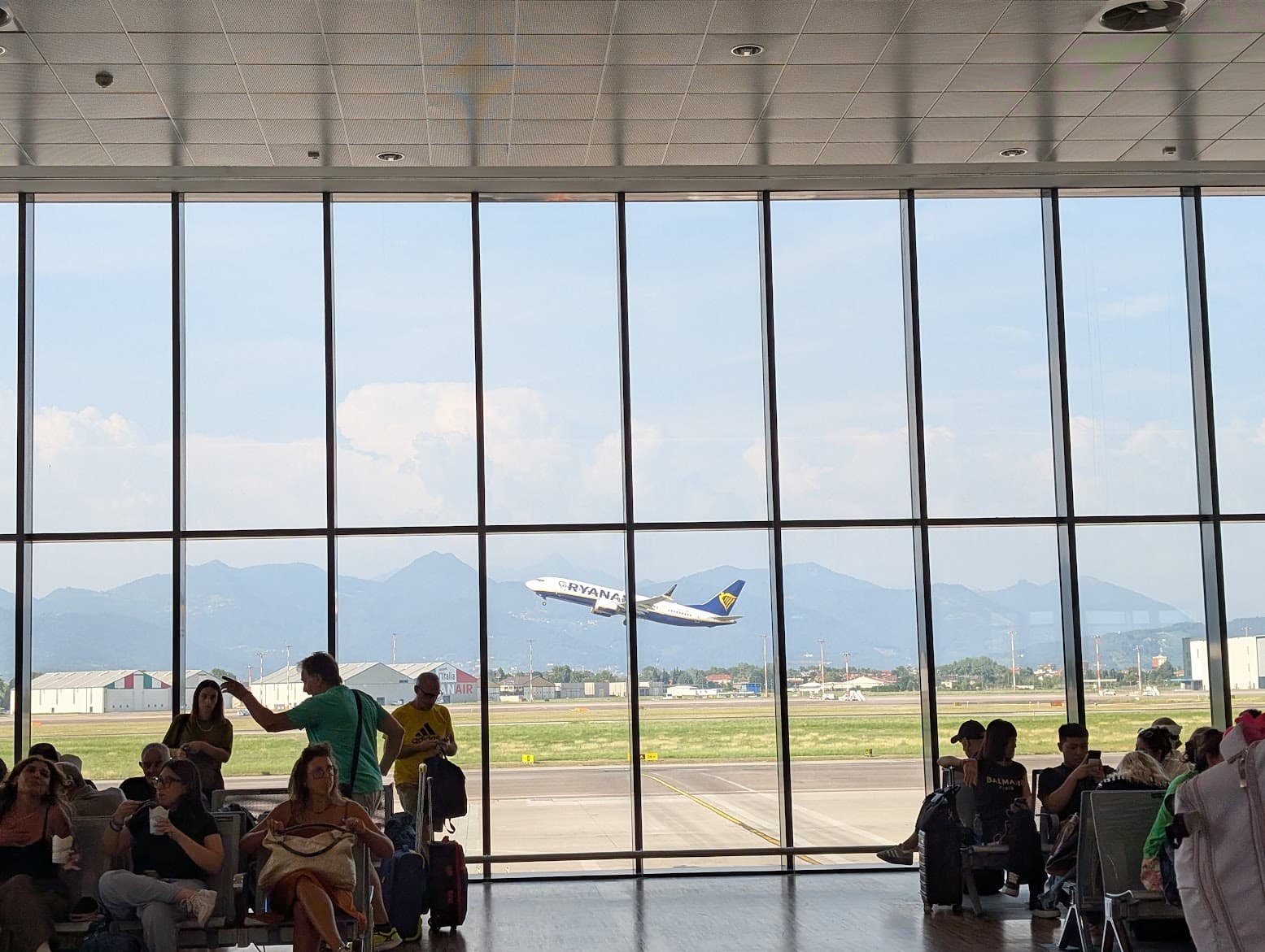 Patru aeroporturi italiene aplică restricții la realimentarea aeronavelor din cauza lipsei de combustibil