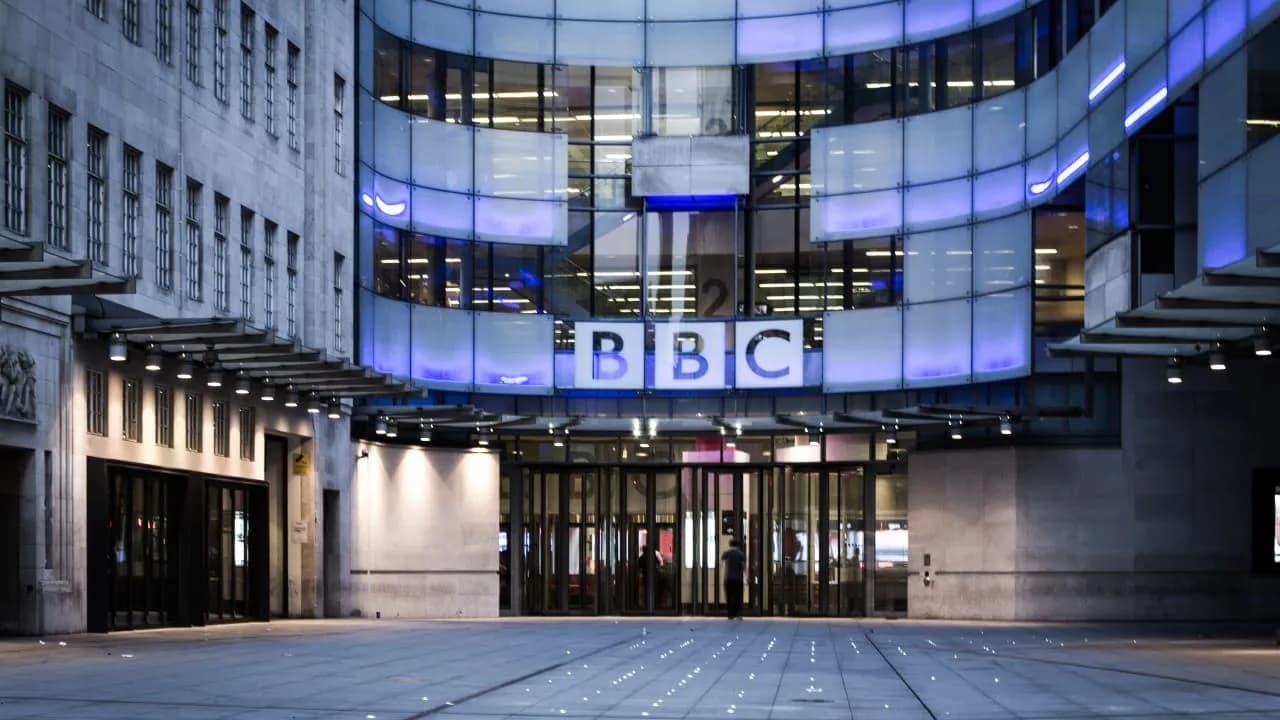 BBC World Service va difuza știri și analize în limbile maghiară și română