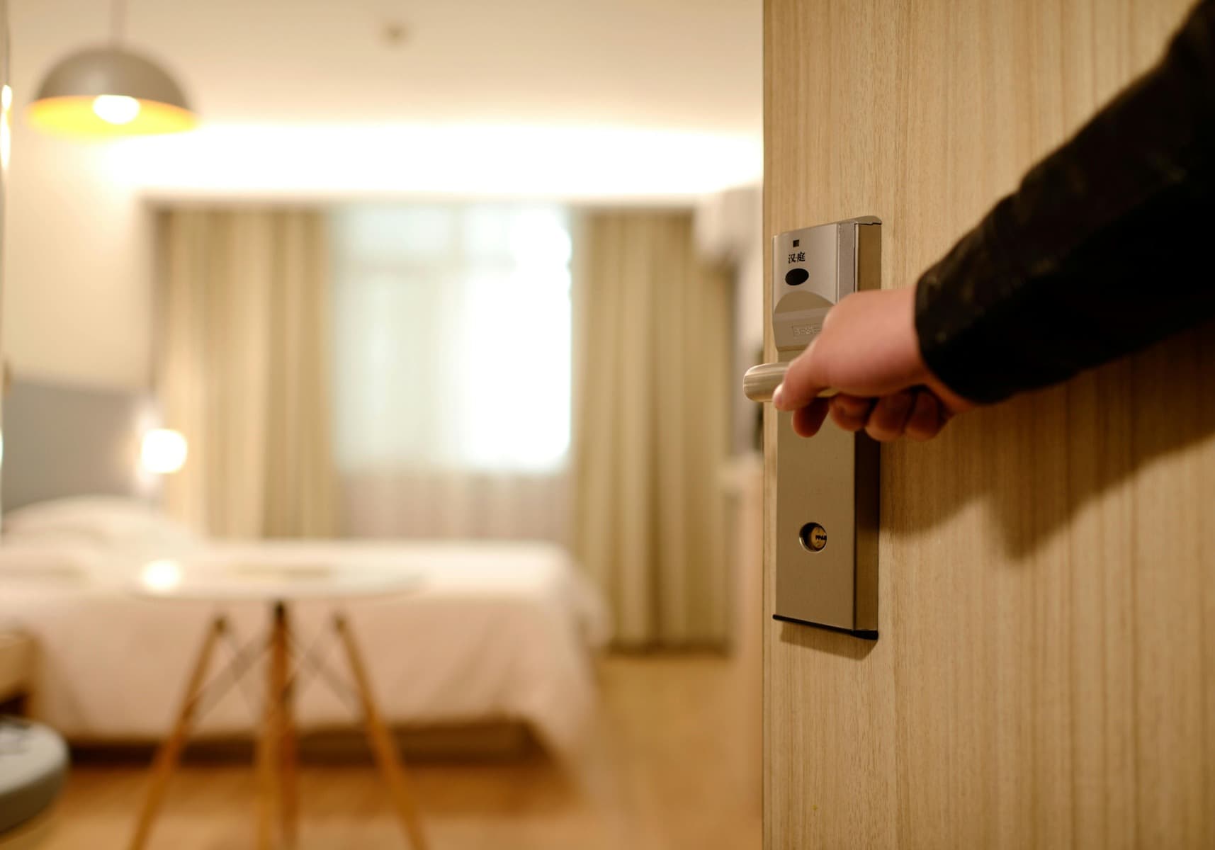 Airbnb nu mai fuge de hoteluri: cum vrea Brian Chesky să transforme platforma într-o „super aplicație” pentru călătorii